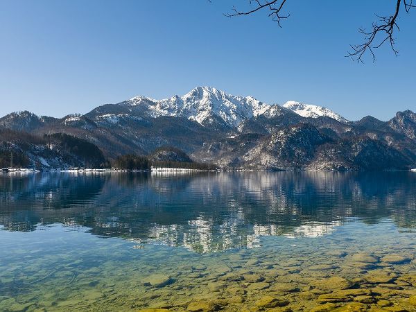 Zwick, Martin 아티스트의 Lake Kochelsee at village Kochel am See during winter in the Bavarian Alps-Mt-Herzogstand in the ba작품입니다.